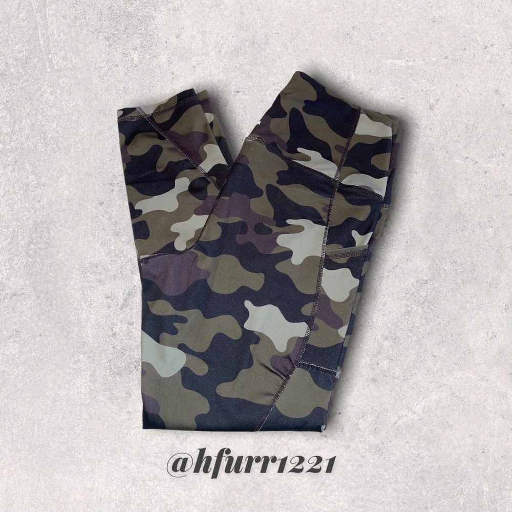 WOMEN'S REEBOK WORKOUT CAMO PANTS SIZE LARGE 3/4 LENGTH